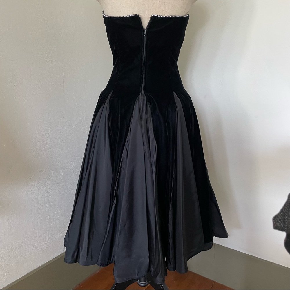 Vintage Elegant Strapless Black Velvet Dress STUNNING Size: 5/6 MADE IN USA 🇺🇸 - Picture 5 of 11